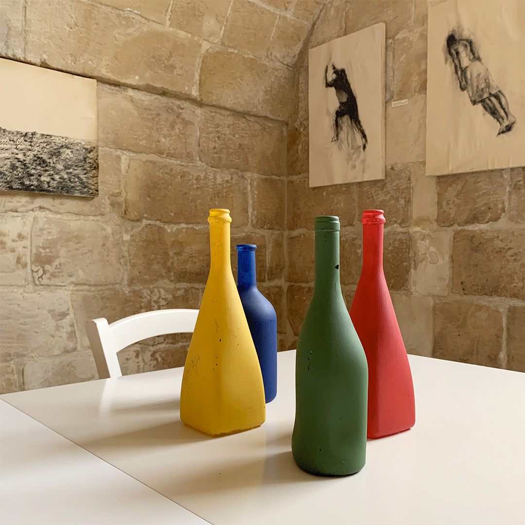 Casa Mamma Elvira, bottiglie colorate negli spazi comuni